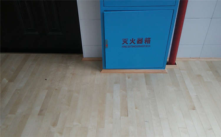 學(xué)校運動籃球地板翻新施工