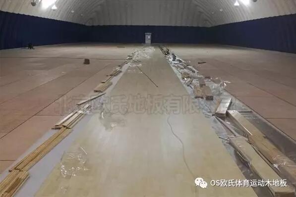 河北唐山遷安鎮(zhèn)麗景家園活動中心氣膜館運動木地板案例-圖1