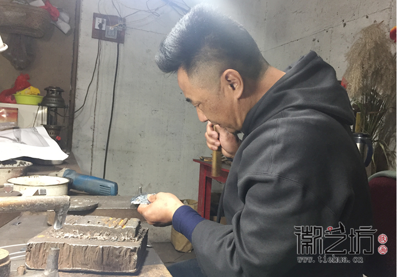 徽藝坊鐵畫(huà)創(chuàng)意定制禮品《蓮境如斯》 制作現(xiàn)場(chǎng)