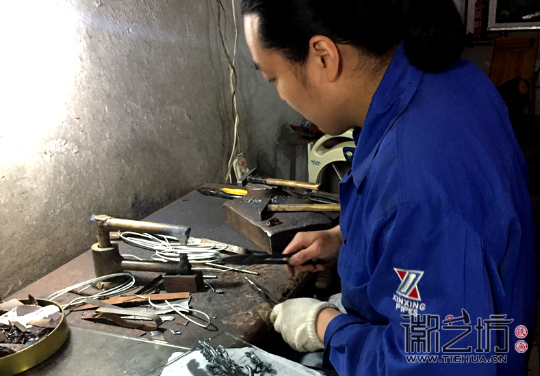 合肥交通銀行裝飾壁畫(huà)《黃山風(fēng)景》鍛制現(xiàn)場(chǎng)1