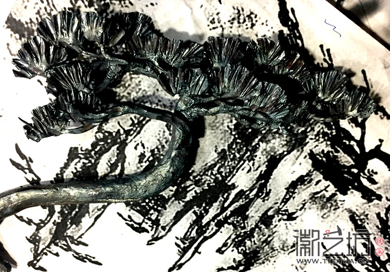 合肥交通銀行裝飾壁畫(huà)《黃山風(fēng)景》鍛制現(xiàn)場(chǎng)