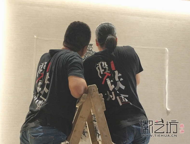 合肥交通銀行裝飾壁畫(huà)《黃山風(fēng)景》安裝現(xiàn)場(chǎng)