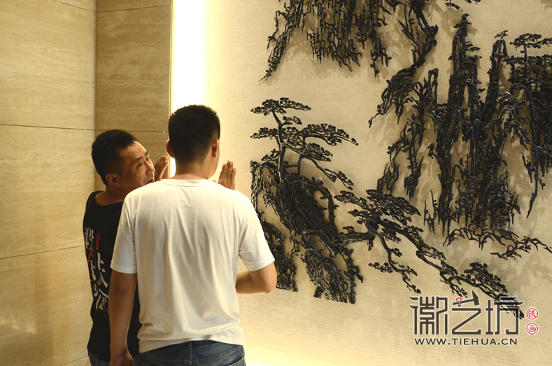 合肥交通銀行裝飾壁畫(huà)《黃山風(fēng)景》安裝現(xiàn)場(chǎng)2