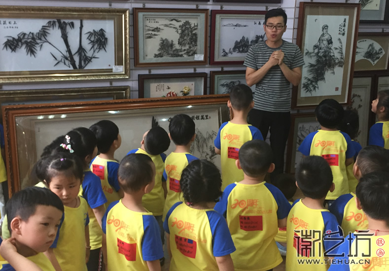 CUsersuserDesktop2017.6.9沿河小區(qū)幼兒園小朋友參觀徽藝坊鐵畫(huà)2