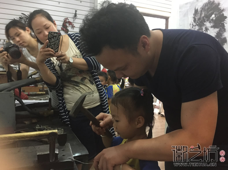 CUsersuserDesktop2017.6.9沿河小區(qū)幼兒園小朋友參觀徽藝坊鐵畫(huà)4