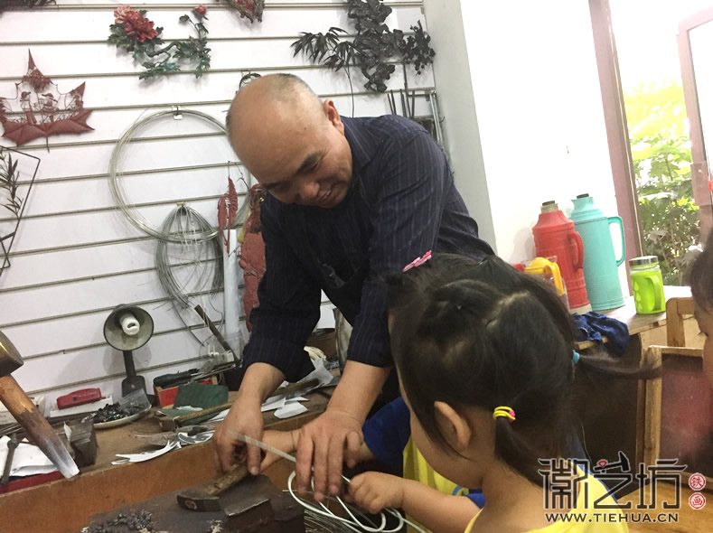 CUsersuserDesktop2017.6.9沿河小區(qū)幼兒園小朋友參觀徽藝坊鐵畫(huà)6