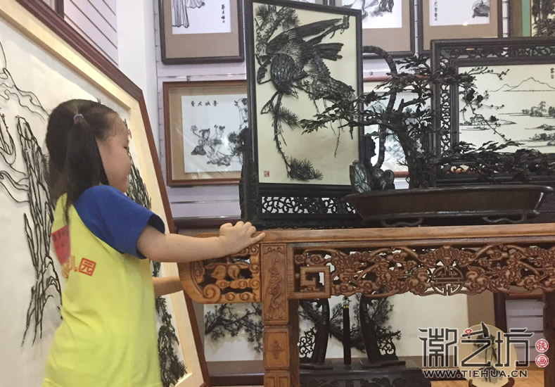 CUsersuserDesktop2017.6.9沿河小區(qū)幼兒園小朋友參觀徽藝坊鐵畫(huà)3