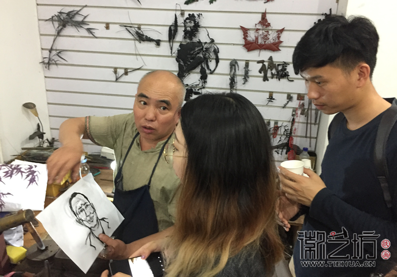 2017.6.13蕪湖鐵畫(huà)人才培養(yǎng)培訓(xùn)班學(xué)員來(lái)徽藝坊參觀學(xué)習(xí)2