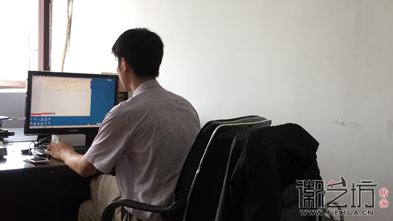 徽藝坊鐵畫設計師工作中