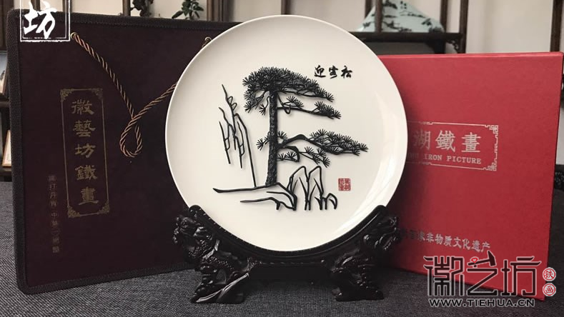 白瓷盤(pán)迎客松鐵畫(huà)包裝效果圖