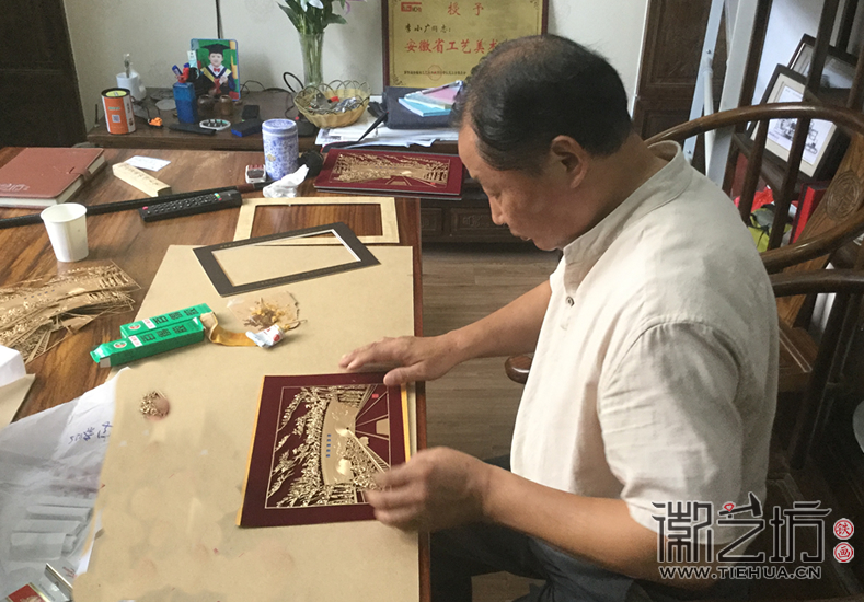 漿水泉隧道貫通紀(jì)念鐵畫擺臺裝裱中2