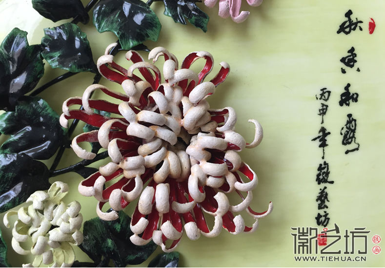 彩底色瓷盤(pán)雙龍頭雕花底座彩色鐵畫(huà)擺臺(tái)《秋香和露》局部細(xì)節(jié)