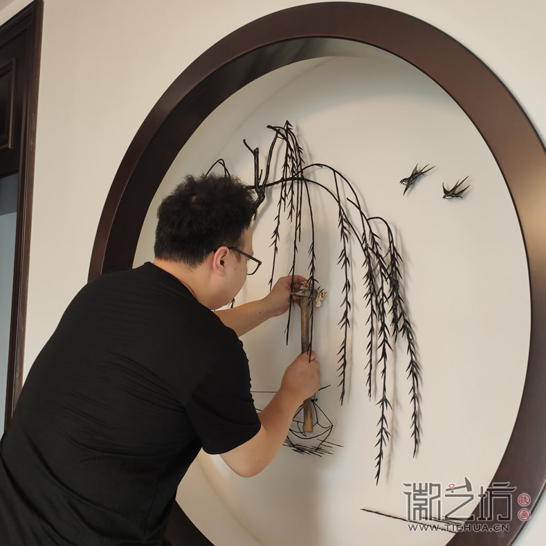 正在安裝別墅裝飾山水鐵畫2