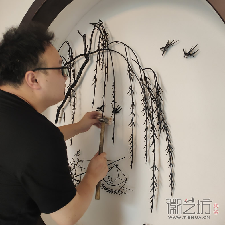 正在安裝別墅裝飾山水鐵畫3