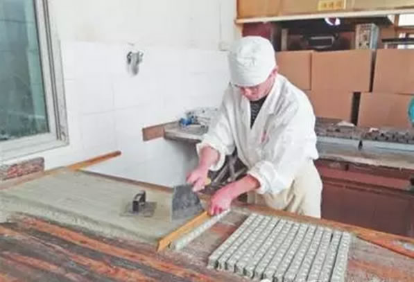 007蕪湖縣：&ldquo;壽記&rdquo;糕點(diǎn)制作技藝-徽藝坊鐵畫