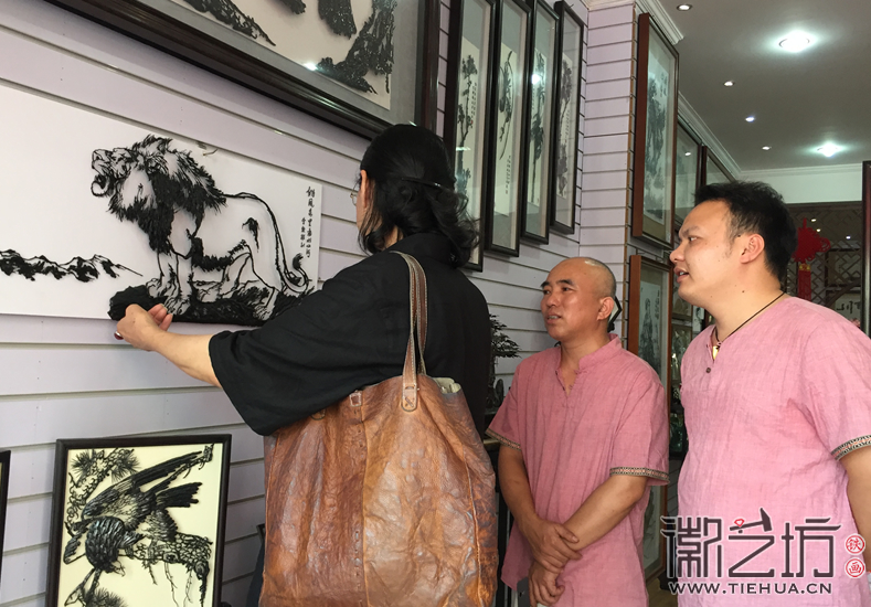大師葉合來徽藝坊指導(dǎo)鐵畫創(chuàng)作 (5)