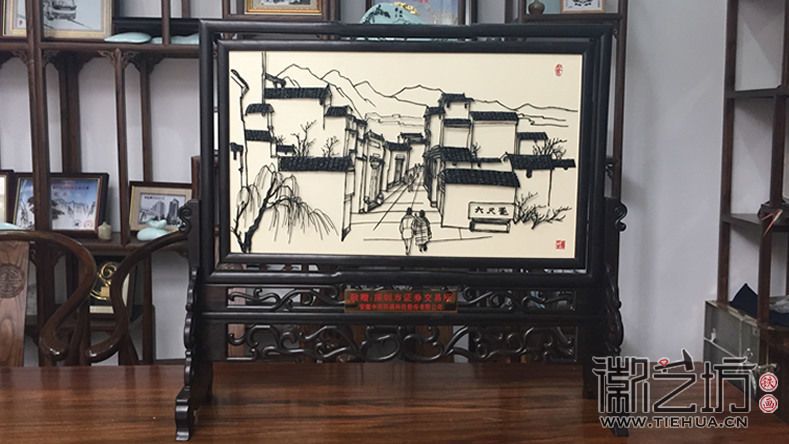 熱情友好 寬容禮讓 安徽中環(huán)贈深交所雙面臺屏鐵畫《迎客松與六尺巷》