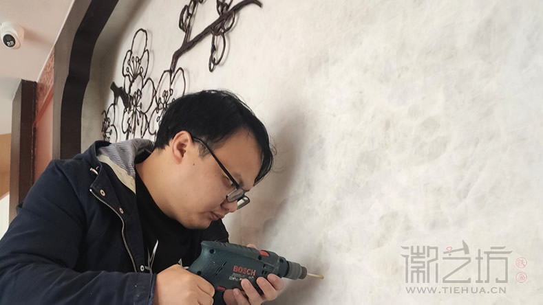 足春堂吧臺背景墻鐵畫安裝3