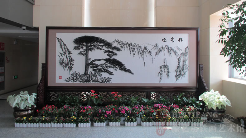 昆明長水國際機(jī)場(chǎng)定制的辦公樓大廳大型紅木迎客松鐵畫屏風(fēng)