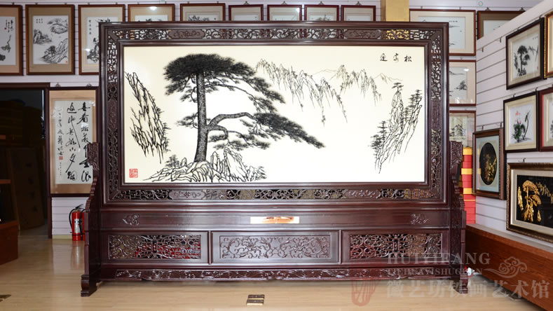 蕪湖第十二中學(xué)賀北京十二中八十華誕的禮品迎客松鐵畫雕花屏風(fēng)